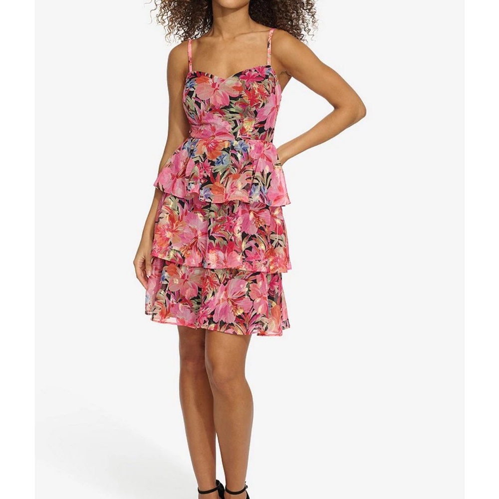 SIENA
Floral Print Sweetheart Neck Sleeveless Tiered Mini Dress